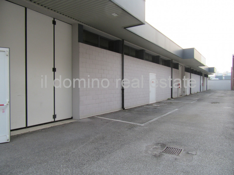 Capannone di recente costruzione anno 2017 in zona industriale a Padova Est, Classe Energetica B,...