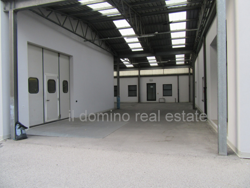Capannone di recente costruzione anno 2017 in zona industriale a Padova Est, Classe Energetica B,...