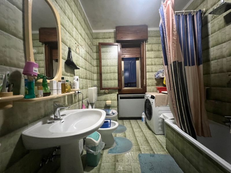 Proponiamo in vendita un ampio appartamento quadrilocale di circa 90 mq situato nel comune di Lon...