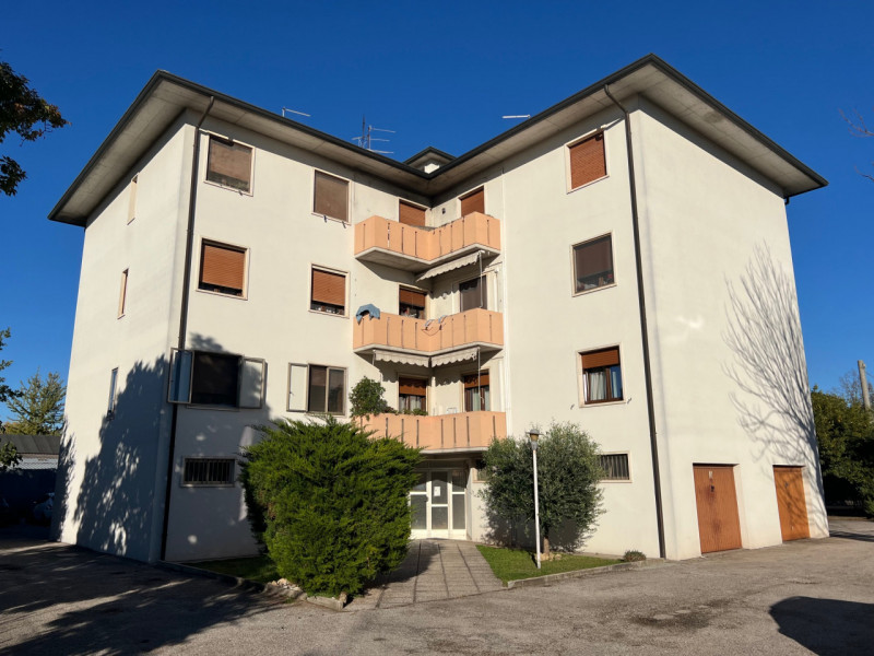 Proponiamo in vendita un ampio appartamento quadrilocale di circa 90 mq situato nel comune di Lon...