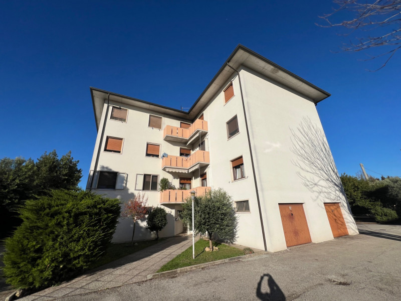 Proponiamo in vendita un ampio appartamento quadrilocale di circa 90 mq situato nel comune di Lon...