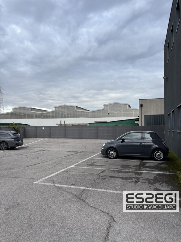 PADOVA ZONA INDUSTRIALE: Nelle immediate vicinanze alla tangenziale e comodo al casello autostrad...