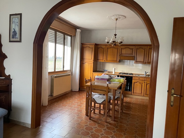 Oggi vi proponiamo un'abitazione inserita in un fabbricato composto solamente da due unità, una a...