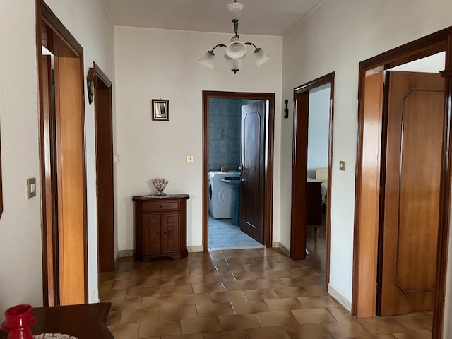 Oggi vi proponiamo un'abitazione inserita in un fabbricato composto solamente da due unità, una a...