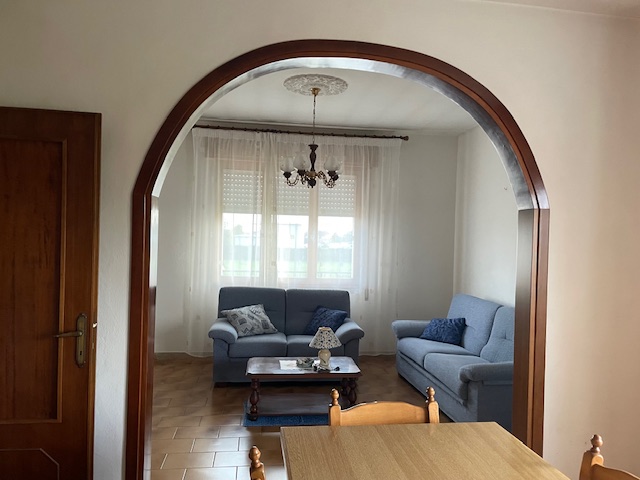 Oggi vi proponiamo un'abitazione inserita in un fabbricato composto solamente da due unità, una a...