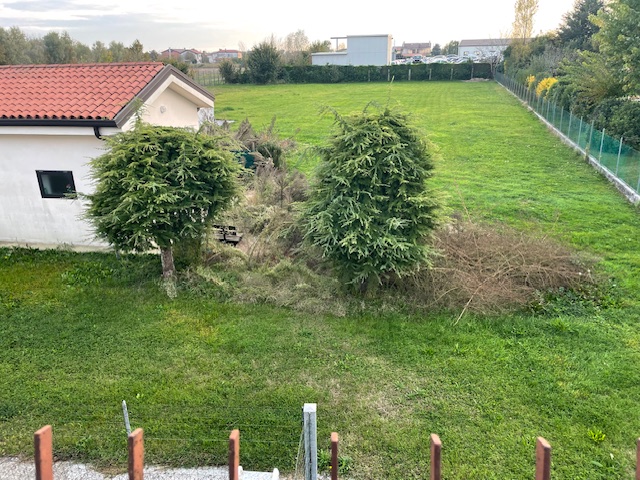 Oggi vi proponiamo un'abitazione inserita in un fabbricato composto solamente da due unità, una a...