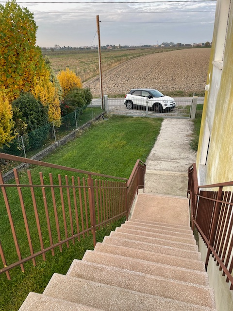 Oggi vi proponiamo un'abitazione inserita in un fabbricato composto solamente da due unità, una a...