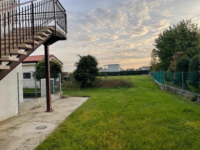 Oggi vi proponiamo un'abitazione inserita in un fabbricato composto solamente da due unità, una a...