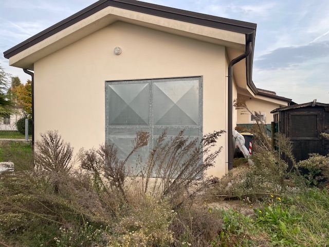 Oggi vi proponiamo un'abitazione inserita in un fabbricato composto solamente da due unità, una a...