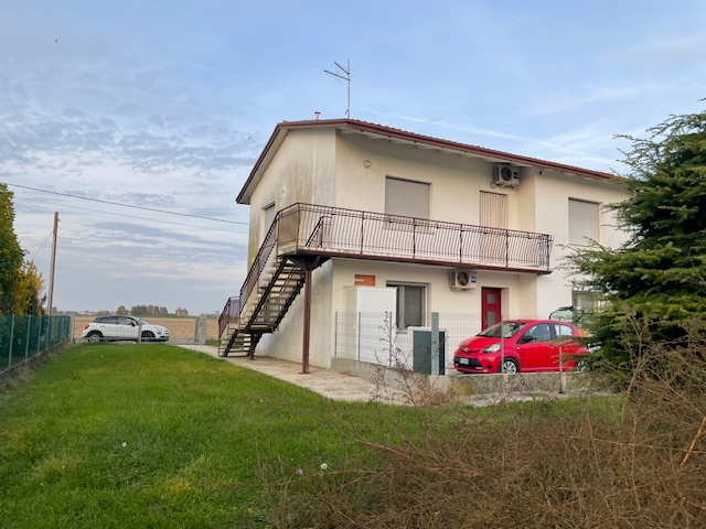 Oggi vi proponiamo un'abitazione inserita in un fabbricato composto solamente da due unità, una a...