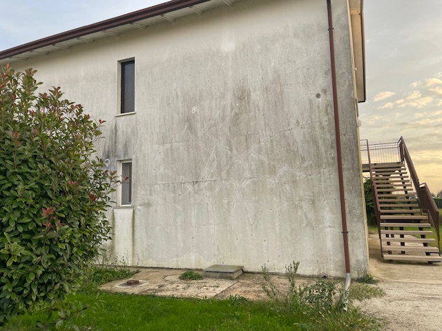 Oggi vi proponiamo un'abitazione inserita in un fabbricato composto solamente da due unità, una a...