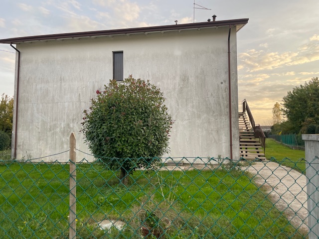 Oggi vi proponiamo un'abitazione inserita in un fabbricato composto solamente da due unità, una a...