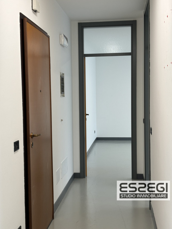 LIMENA: Proponiamo in locazione ufficio situato al primo piano all’interno di un contesto direzio...