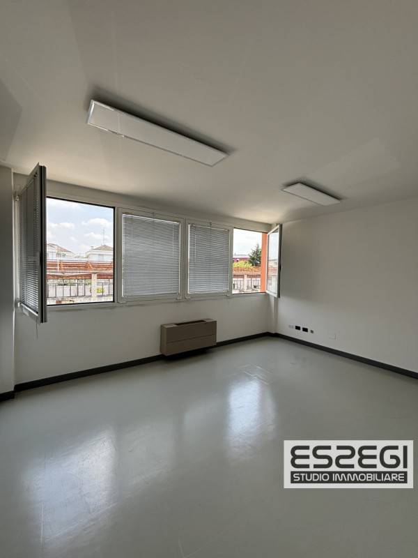 LIMENA: Proponiamo in locazione ufficio situato al primo piano all’interno di un contesto direzio...