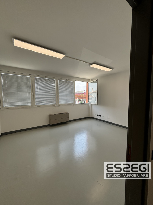 LIMENA: Proponiamo in locazione ufficio situato al primo piano all’interno di un contesto direzio...