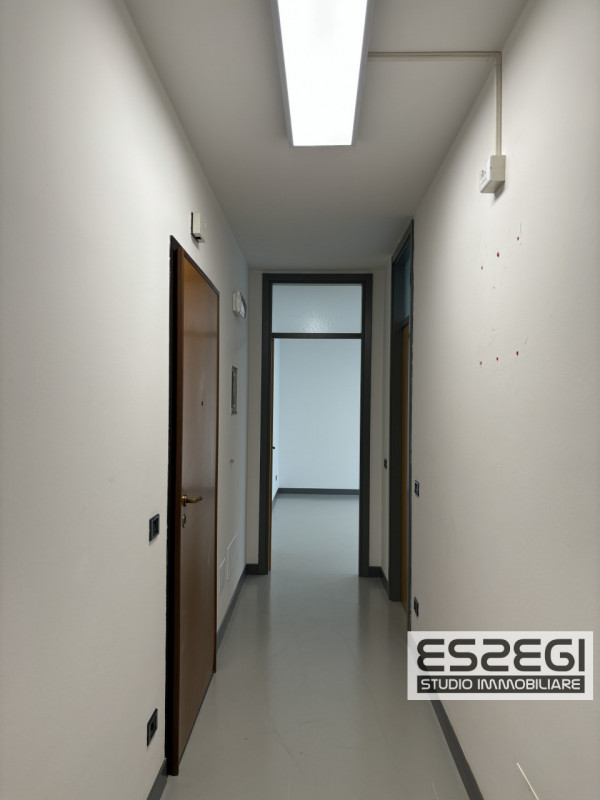 LIMENA: Proponiamo in locazione ufficio situato al primo piano all’interno di un contesto direzio...