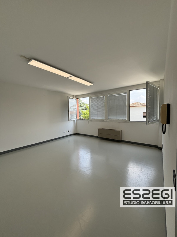 LIMENA: Proponiamo in locazione ufficio situato al primo piano all’interno di un contesto direzio...