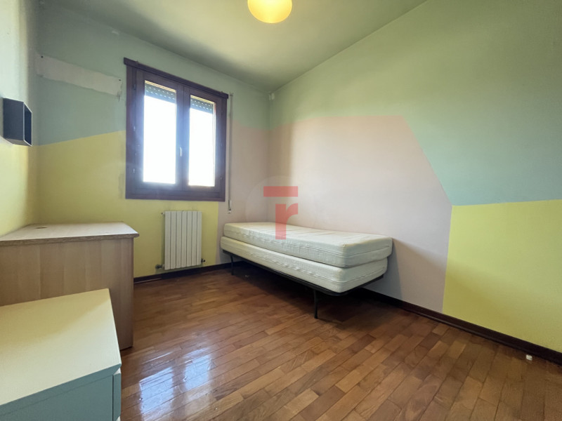 Nel comune di Limena in località Taggì di Sotto proponiamo in vendita un appartamento al primo e ...