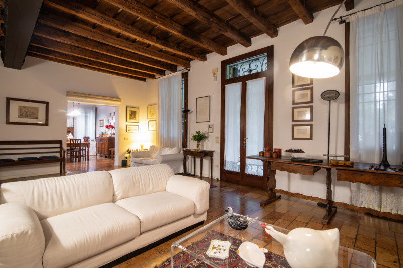 Immersa nella tranquillità delle campagne venete, proponiamo in vendita una porzione di villa bif...