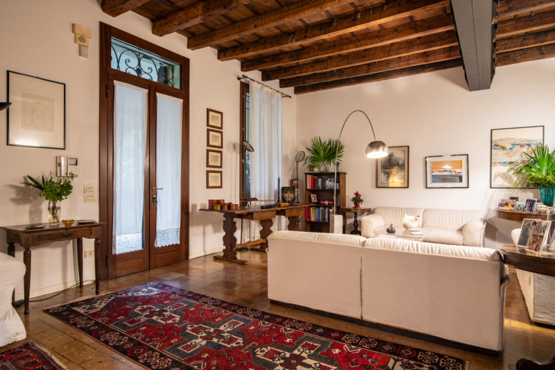 Immersa nella tranquillità delle campagne venete, proponiamo in vendita una porzione di villa bif...