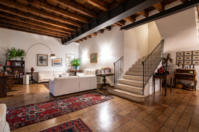 Immersa nella tranquillità delle campagne venete, proponiamo in vendita una porzione di villa bif...