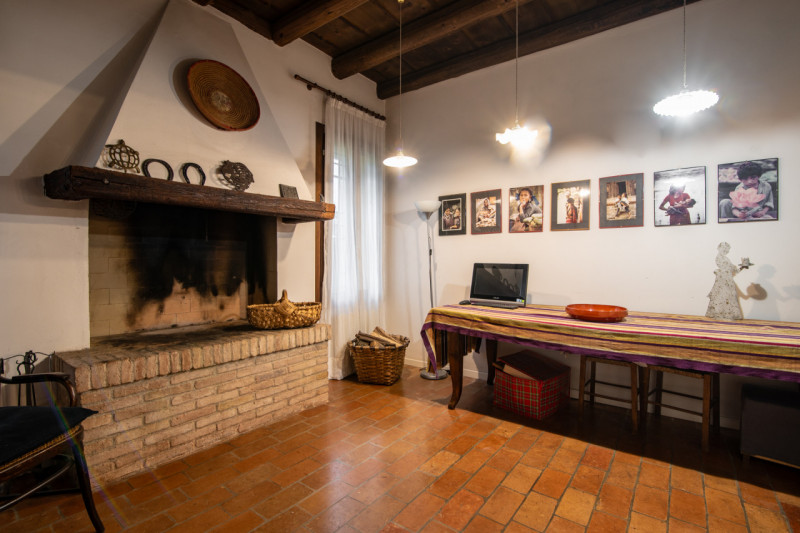 Immersa nella tranquillità delle campagne venete, proponiamo in vendita una porzione di villa bif...