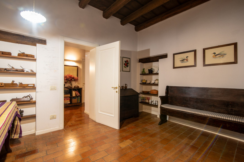 Immersa nella tranquillità delle campagne venete, proponiamo in vendita una porzione di villa bif...