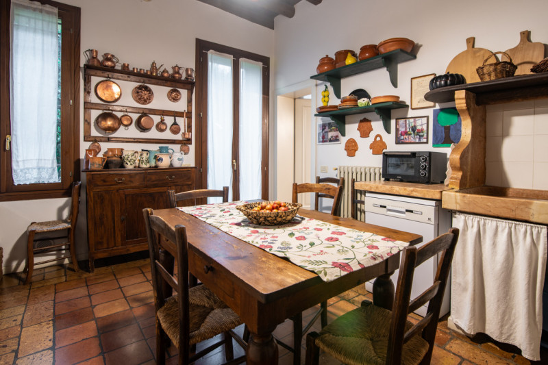 Immersa nella tranquillità delle campagne venete, proponiamo in vendita una porzione di villa bif...