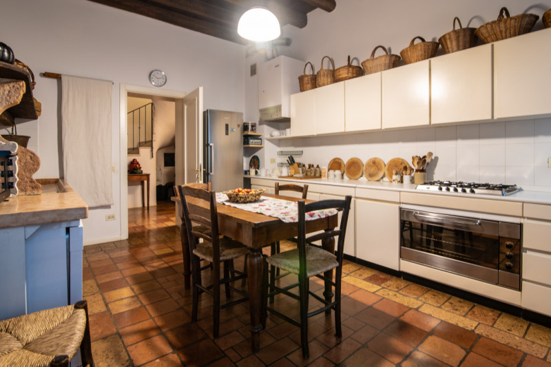 Immersa nella tranquillità delle campagne venete, proponiamo in vendita una porzione di villa bif...