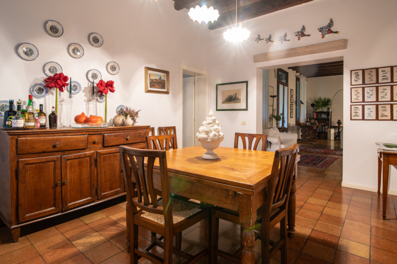 Immersa nella tranquillità delle campagne venete, proponiamo in vendita una porzione di villa bif...