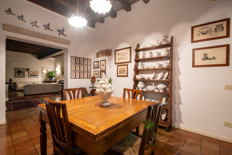 Immersa nella tranquillità delle campagne venete, proponiamo in vendita una porzione di villa bif...