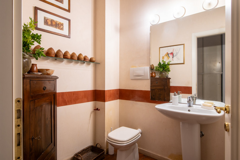 Immersa nella tranquillità delle campagne venete, proponiamo in vendita una porzione di villa bif...