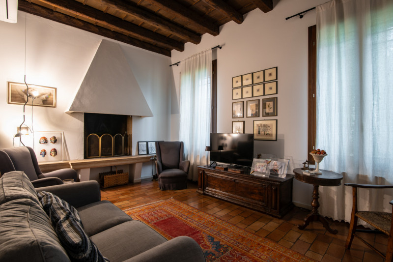 Immersa nella tranquillità delle campagne venete, proponiamo in vendita una porzione di villa bif...