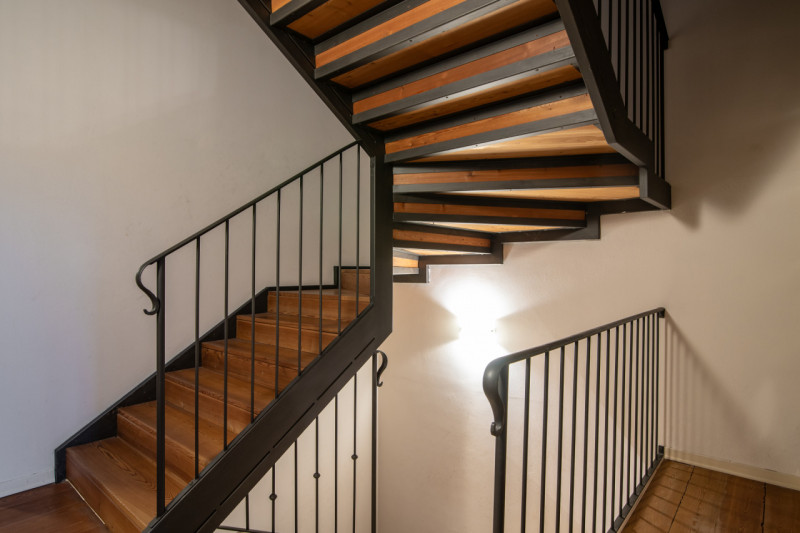 Immersa nella tranquillità delle campagne venete, proponiamo in vendita una porzione di villa bif...