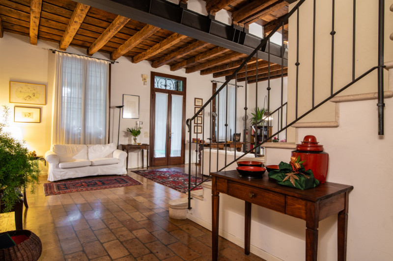 Immersa nella tranquillità delle campagne venete, proponiamo in vendita una porzione di villa bif...