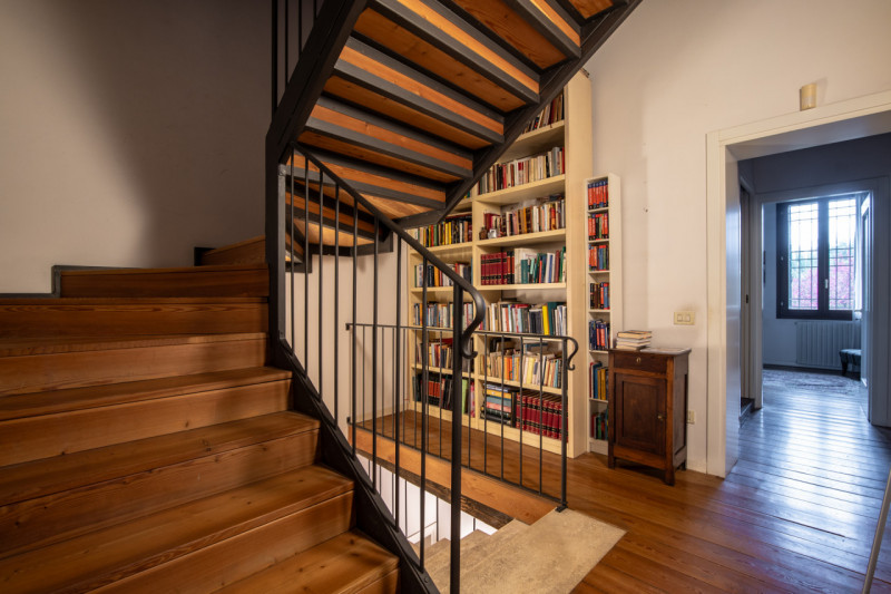 Immersa nella tranquillità delle campagne venete, proponiamo in vendita una porzione di villa bif...