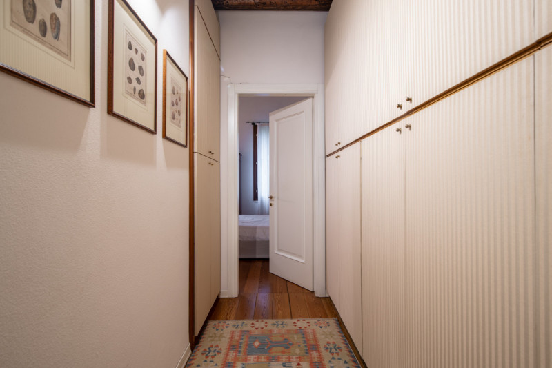 Immersa nella tranquillità delle campagne venete, proponiamo in vendita una porzione di villa bif...