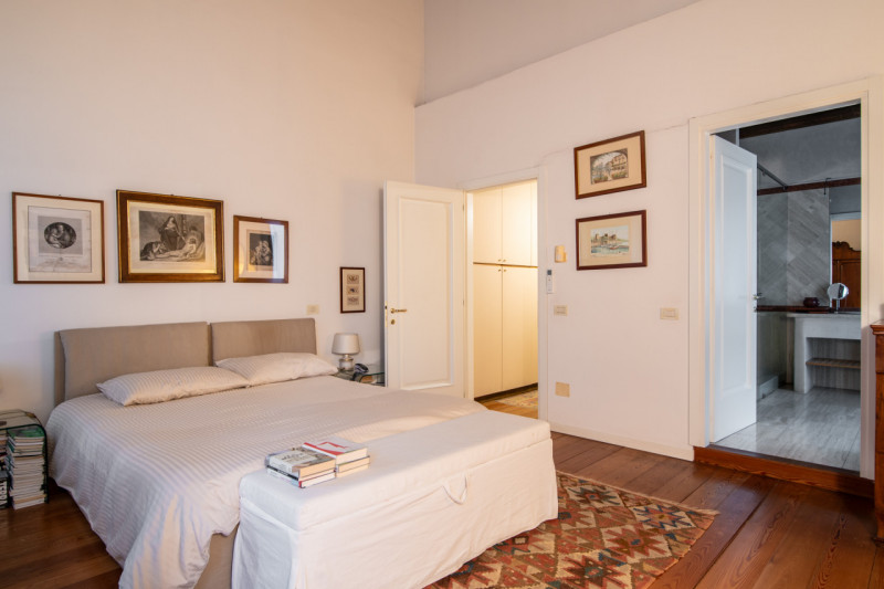 Immersa nella tranquillità delle campagne venete, proponiamo in vendita una porzione di villa bif...