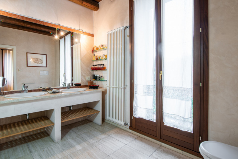 Immersa nella tranquillità delle campagne venete, proponiamo in vendita una porzione di villa bif...