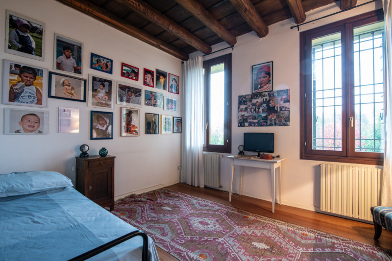 Immersa nella tranquillità delle campagne venete, proponiamo in vendita una porzione di villa bif...