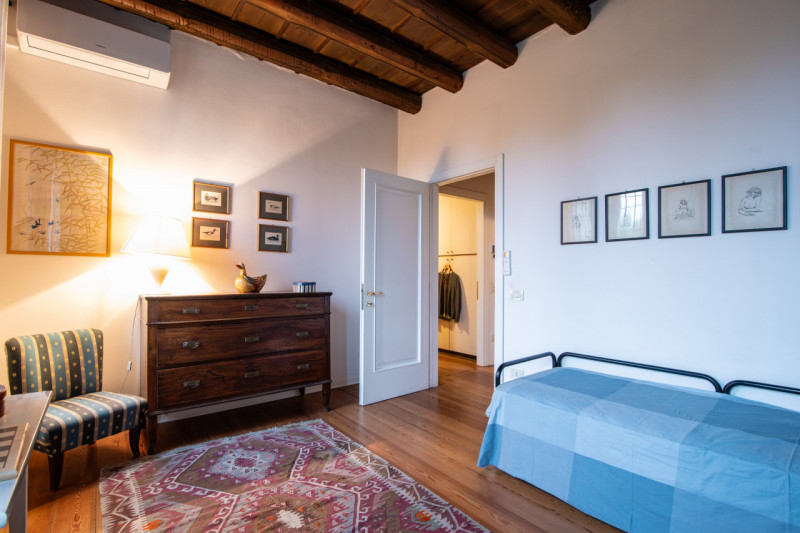 Immersa nella tranquillità delle campagne venete, proponiamo in vendita una porzione di villa bif...