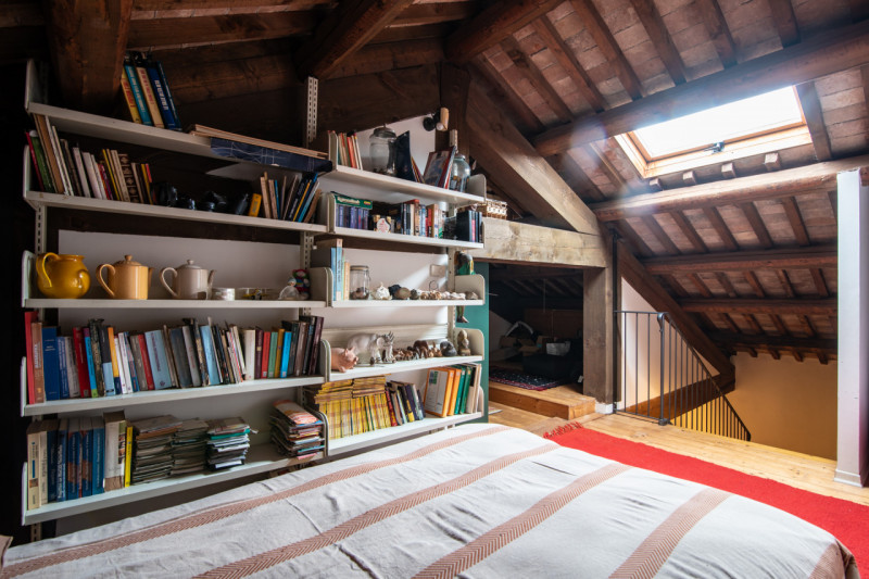 Immersa nella tranquillità delle campagne venete, proponiamo in vendita una porzione di villa bif...