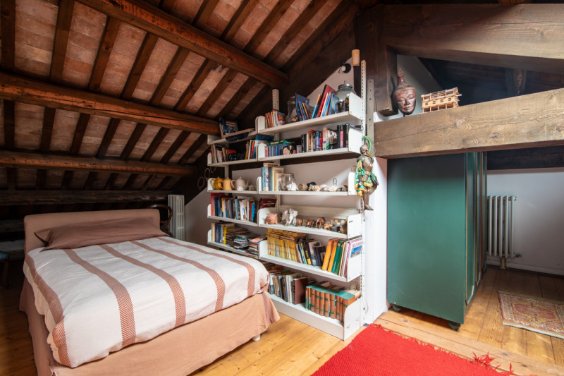 Immersa nella tranquillità delle campagne venete, proponiamo in vendita una porzione di villa bif...