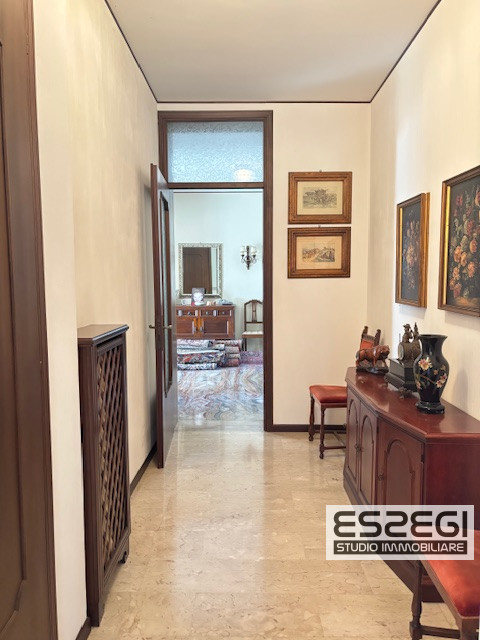 PADOVA*FORCELLINI: Spaziosissimo appartamento situato nel cuore del quartiere di Forcellini, all'...