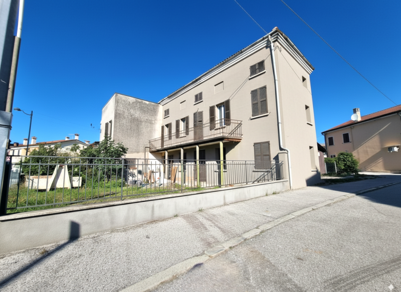 UBICAZIONE E CONTESTO

In posizione strategica a Grisignano di Zocco, proponiamo casa singola ind...