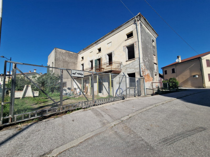 UBICAZIONE E CONTESTO

In posizione strategica a Grisignano di Zocco, proponiamo casa singola ind...