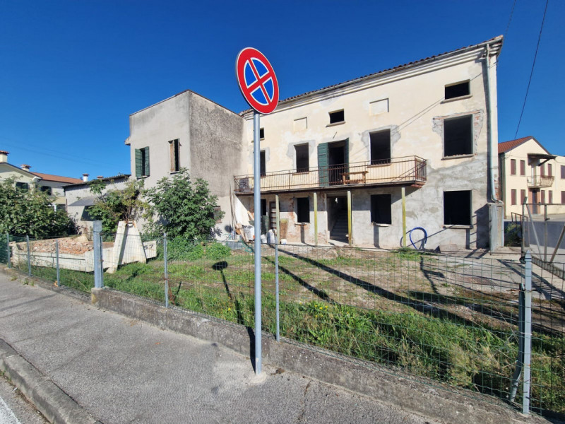 UBICAZIONE E CONTESTO

In posizione strategica a Grisignano di Zocco, proponiamo casa singola ind...