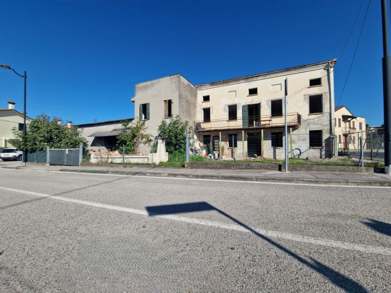 UBICAZIONE E CONTESTO

In posizione strategica a Grisignano di Zocco, proponiamo casa singola ind...