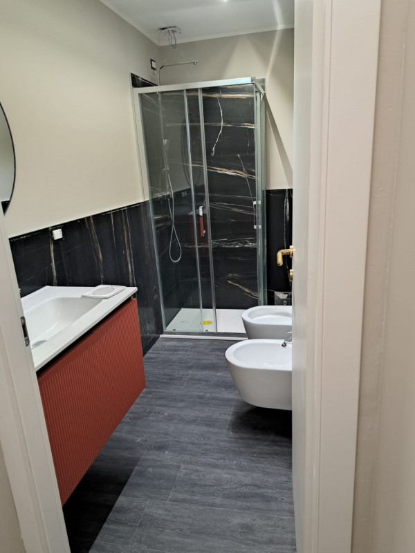 STAZIONE AFFITTASI AMPIO APPARTAMENTO RISTRUTTURATO A NUOVO 5 CAMERE 3 BAGNI TERRAZZA ,DISPONIBIL...