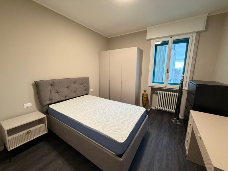 STAZIONE AFFITTASI AMPIO APPARTAMENTO RISTRUTTURATO A NUOVO 5 CAMERE 3 BAGNI 8 POSTI LETTO ,TERRA...